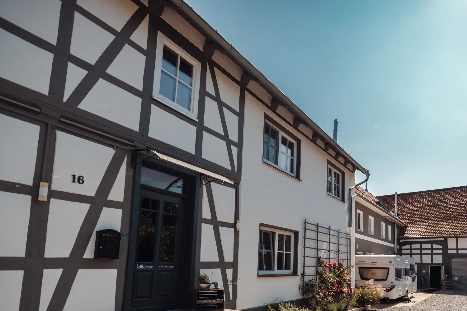 Fachwerk16, Seminarhausfront