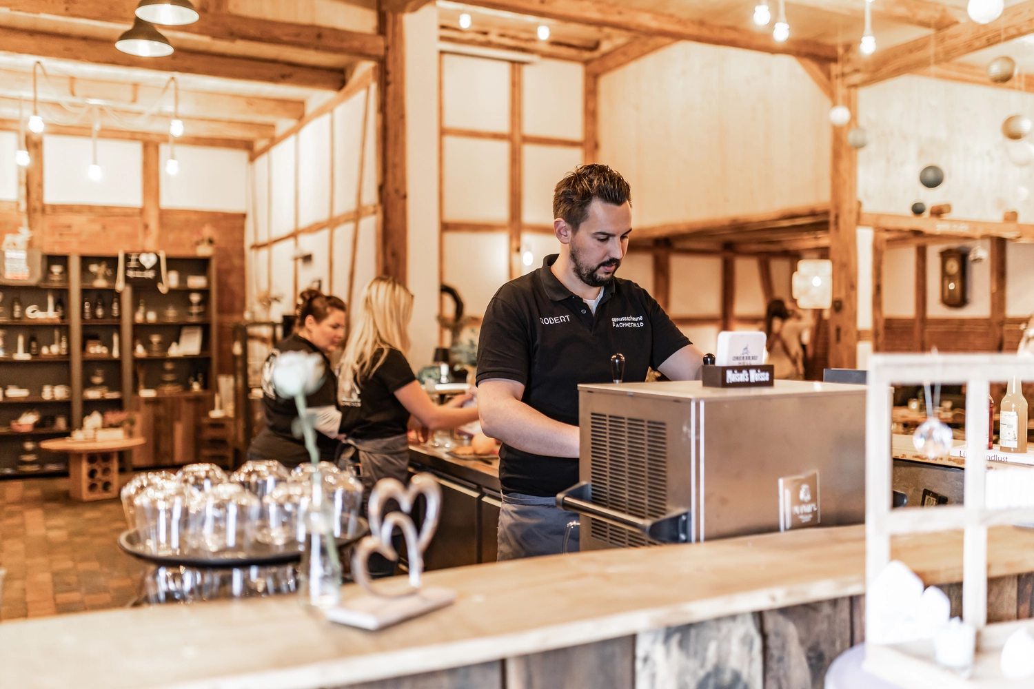 Fachwerk16, Seminarhaus, weißer Tisch und Hocker 