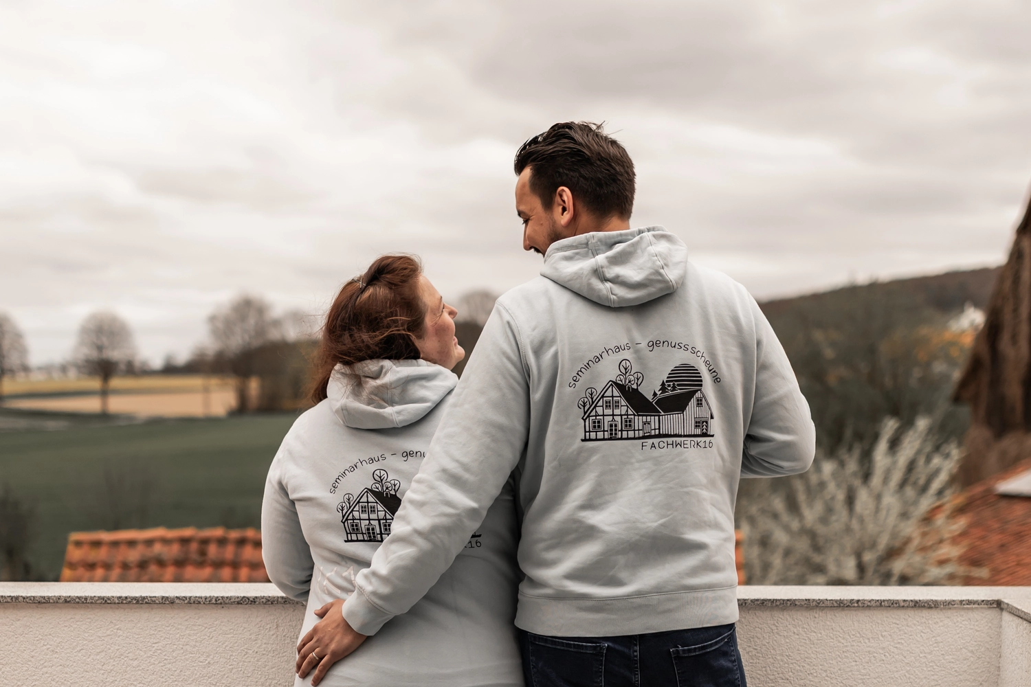 Fachwerk16, Seminarhaus, weißer Tisch und Hocker 