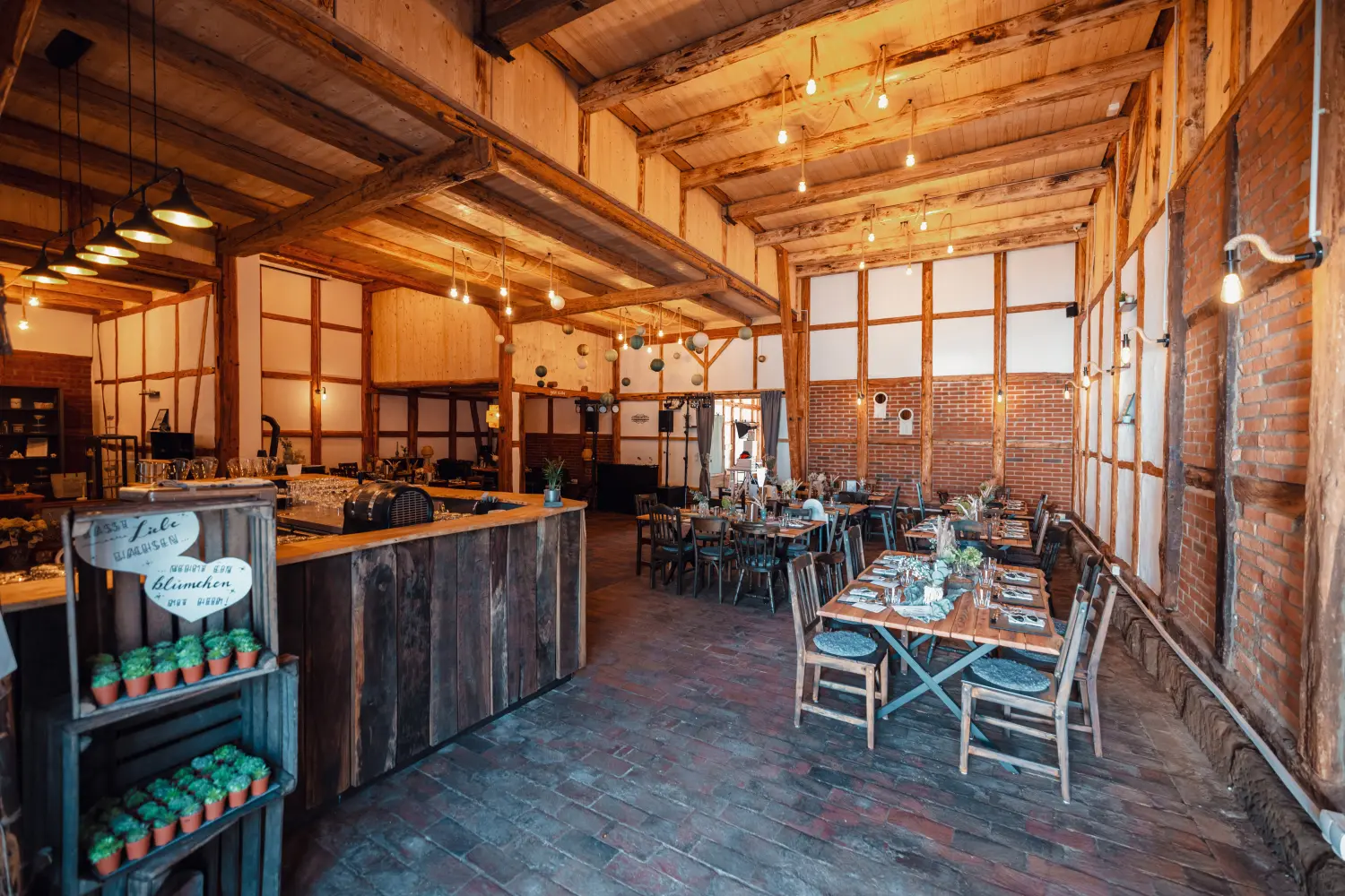 Fachwerk16, dekorierter Essbereich mit Tischen und Stühlen