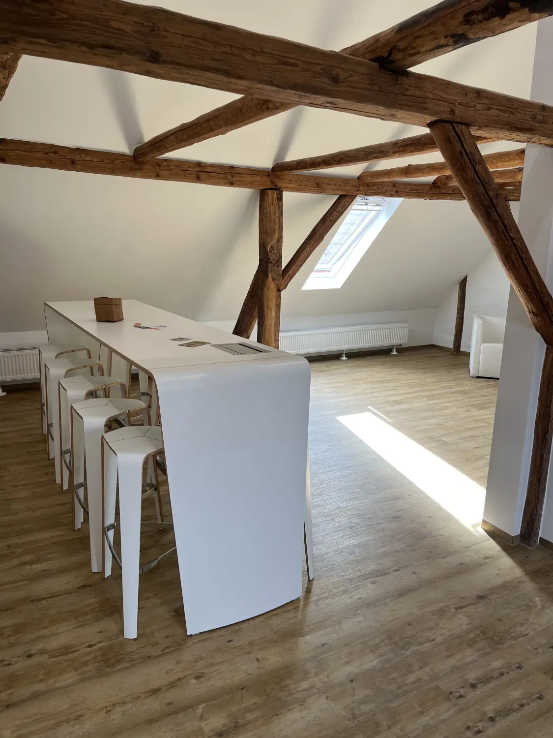 Fachwerk16, Seminarhaus, weißer Tisch und Hocker 